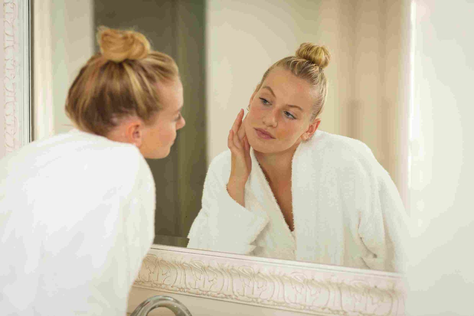 Woman advised not to trim hair before sugaring, allowing specialists to handle longer hair effectively.